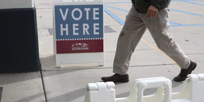 Arkansas voters walking